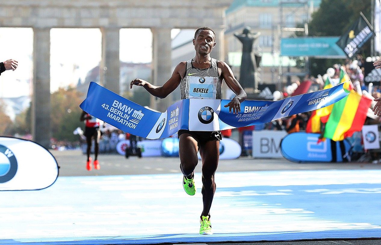 Kenenisa Bekele, Eliud Kipchoge eta Wilson Kipsang, Berlingo maratoia irabazten. Igandean, elkarren aurka ariko dira Alemaniako hiriburuko proban. EFE. Kenenisa Bekele, Eliud Kipchoge eta Wilson Kipsang, Berlingo maratoia irabazten. Igandean, elkarren aurka ariko dira Alemaniako hiriburuko proban. EFE.