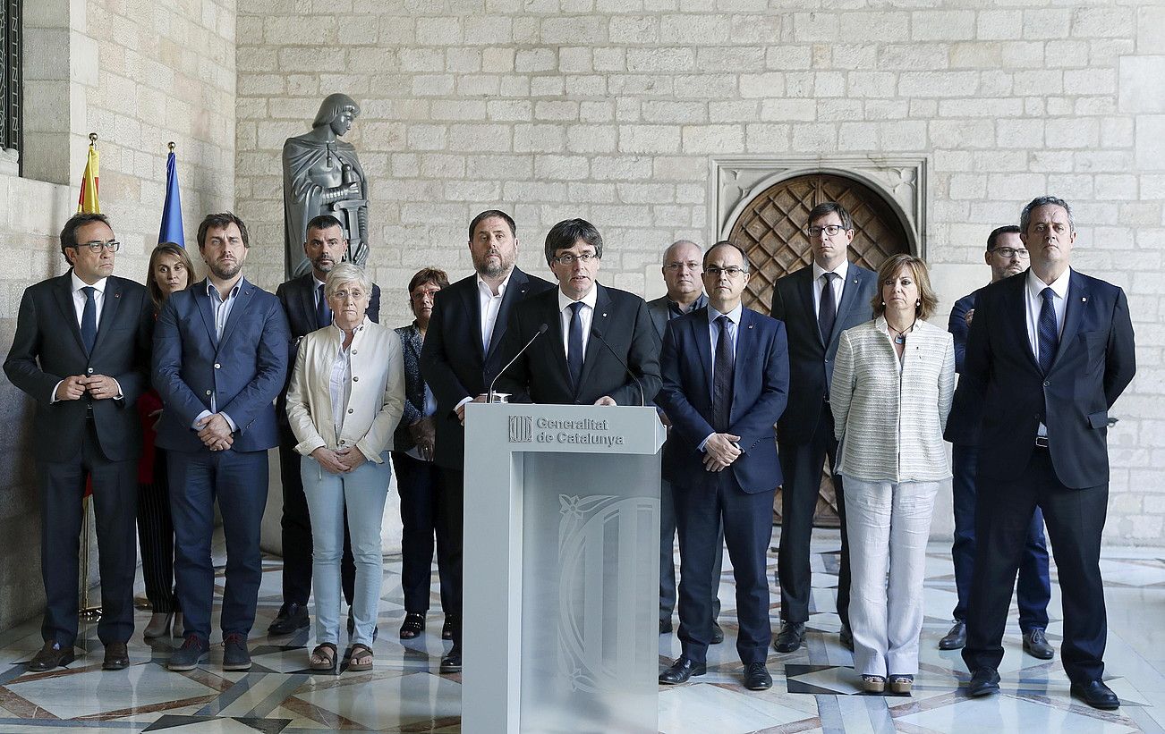 Carles Puigdemont Kataluniako presidentea atzo egindako adierazpen instituzionalean, atzean Kataluniako Gobernuko kideak dituela. ANDREU DALMAU / EFE.