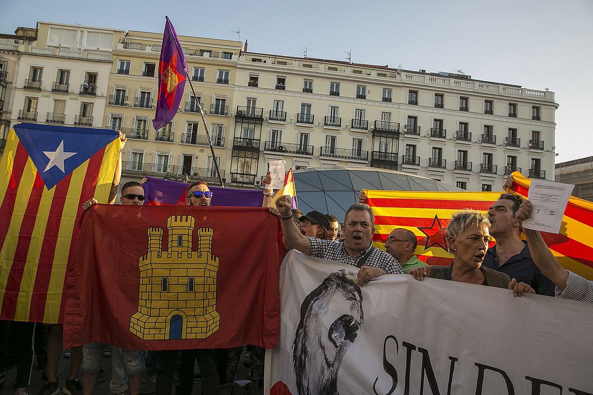 Ehunka lagun bildu ziren atzo iluntzean Madrilgo Sol plazan, Kataluniaren autodeterminazio eskubidea defendatzeko. SANTI DONAIRE / EFE. Ehunka lagun bildu ziren atzo iluntzean Madrilgo Sol plazan, Kataluniaren autodeterminazio eskubidea defendatzeko. SANTI DONAIRE / EFE.