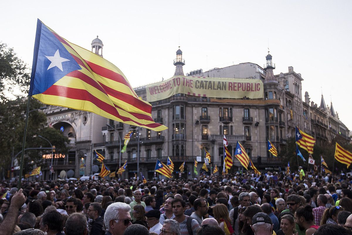 Milaka lagunek egun osoan bete zituzten atzo Bartzelonako Ramblak, Ekonomia Kontseilaritzaren parean, Guardia Zibilaren operazioaren aurka protesta egiteko. ALEJANDRO GARCIA / EFE. Milaka lagunek egun osoan bete zituzten atzo Bartzelonako Ramblak, Ekonomia Kontseilaritzaren parean, Guardia Zibilaren operazioaren aurka protesta egiteko. ALEJANDRO GARCIA / EFE.