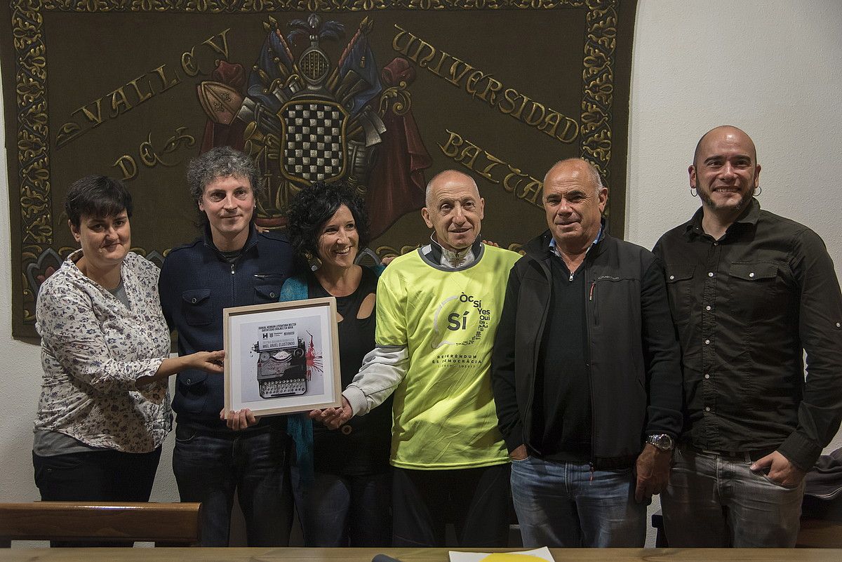 Miel Anjel Elustondo —laugarrena ezkerretik—, bekaren antolatzaile eta epaimahaikideekin, atzo, Baztanen. A. CANELLADA / ARP. Miel Anjel Elustondo —laugarrena ezkerretik—, bekaren antolatzaile eta epaimahaikideekin, atzo, Baztanen. A. CANELLADA / ARP.