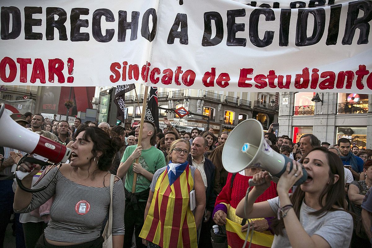 Herenegun Madrilgo El Sol plazan protesta jendetsua egin zen Kataluniako erreferendumaren alde. SANTI DONAIRE / EFE.