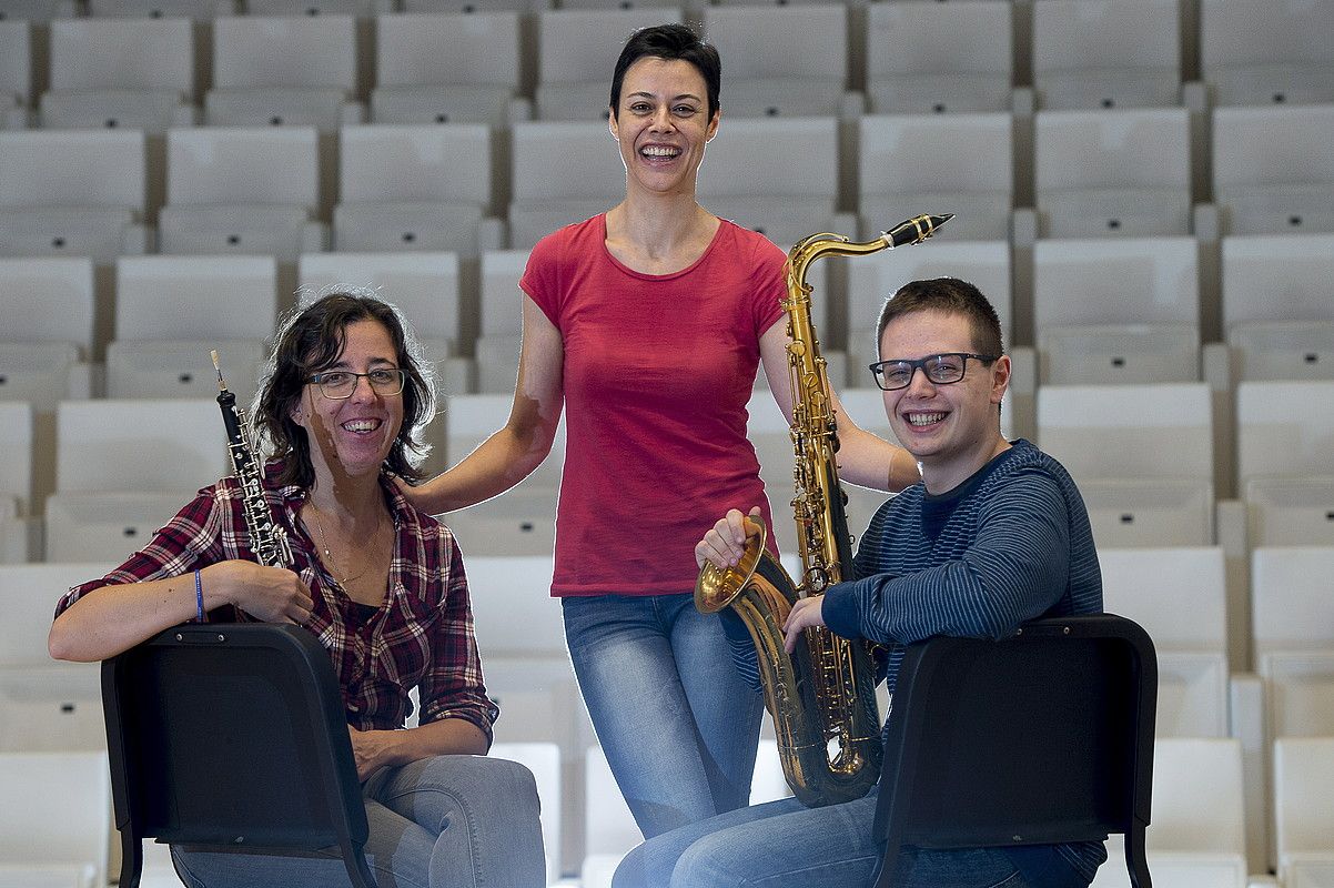 Irudian, Bea Monreal oboe jotzailea, Yolanda Campos musikagilea eta Sergio Eslaba saxofoi jotzailea. IÑIGO URIZ / ARP.