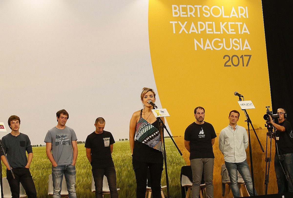 Alaia Martin, atzo, Baigorriko Ezker Paretan kantatzen. Atzean ageri dira —ezkerretik hasita— Mikel Artola, Aimar Karrika, Beñat Ugartetxea, Xabi Maia eta Ander Lizarralde kantukideak. BOB EDME.