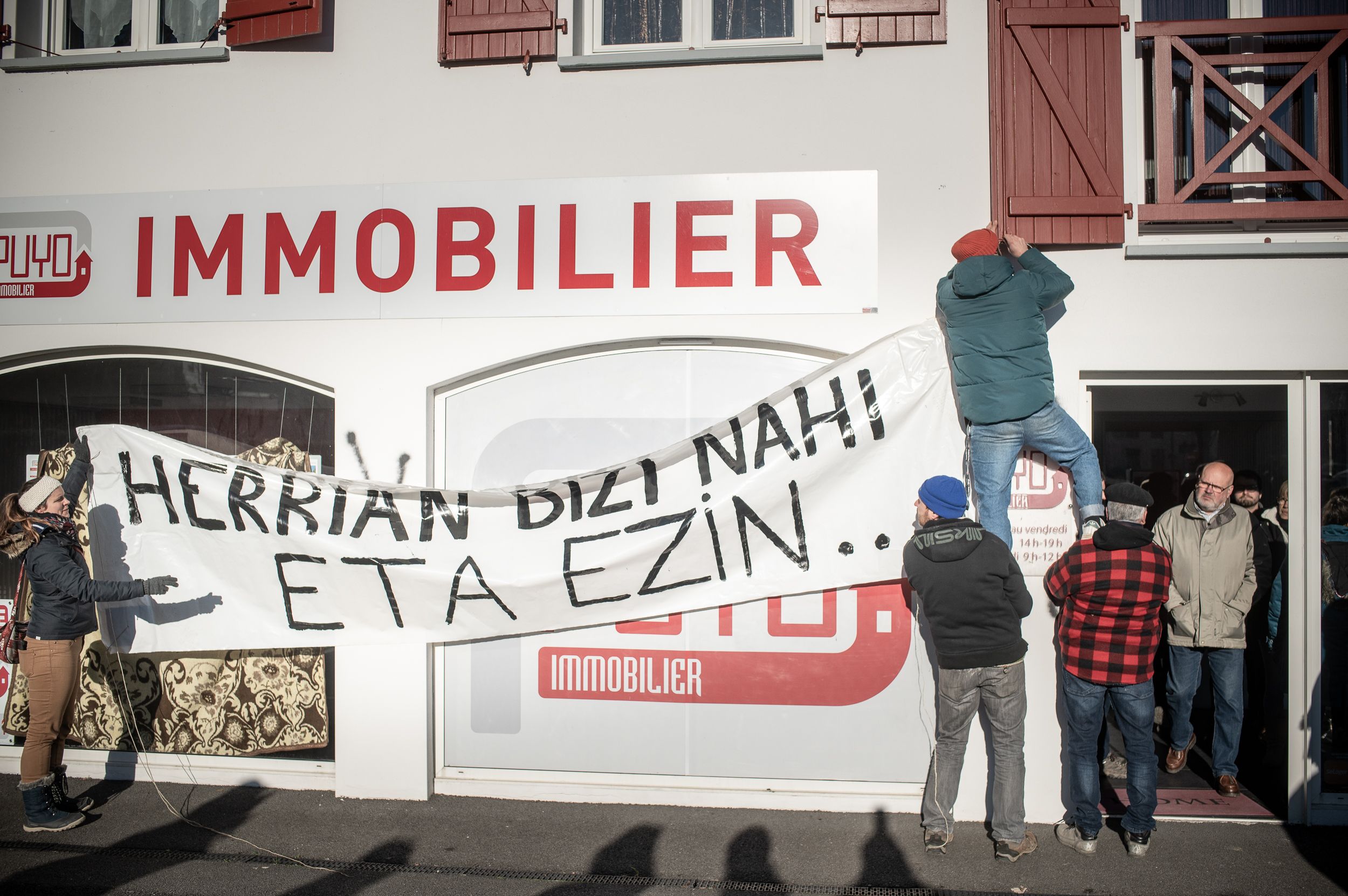 Arberoa Lurra eta Etxebizitza kolektiboko kideak, Puyo Immobilier agentzian