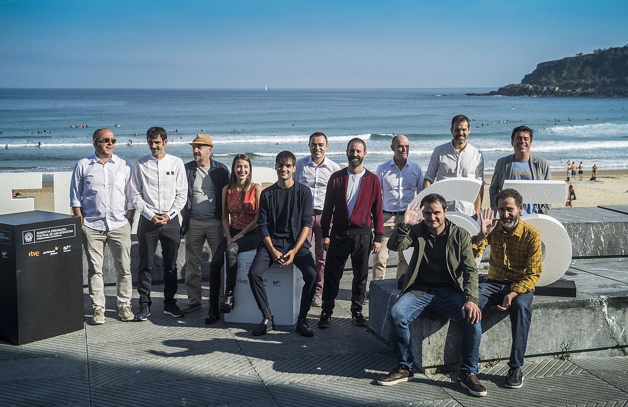 Handia filmeko lantaldea Donostiako Kursaalean, pelikula estreinatu aurretik. JON URBE / ARGAZKI PRESS.