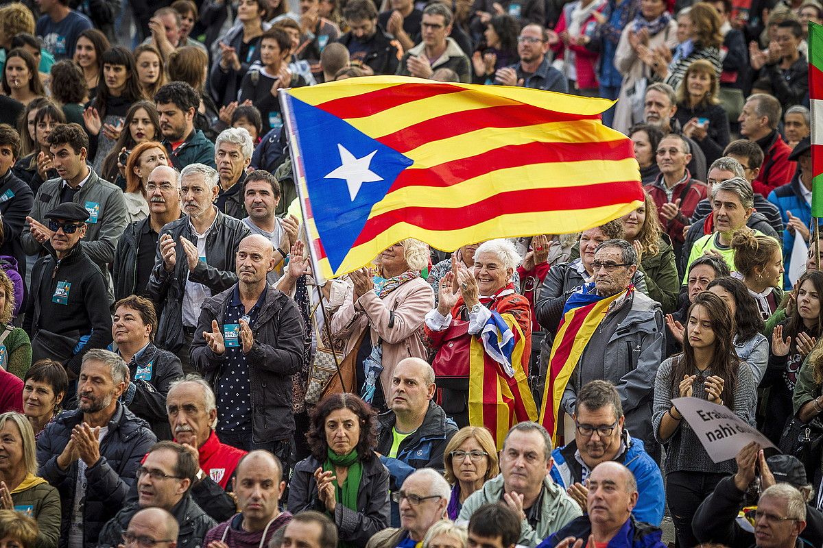 Estelada bat, Bilbon, Kataluniaren aldeko manifestazioan. ARITZ LOIOLA / ARGAZKI PRESS.