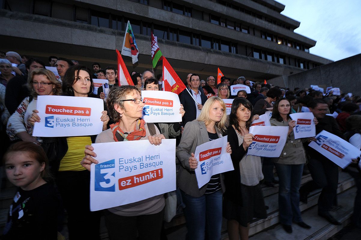 France3 Euskal Herri-ren alde 2012an eginiko elkarretaratzea. Antzeko irudia ikusiko da gaur Baionan. GAIZKA IROZ.