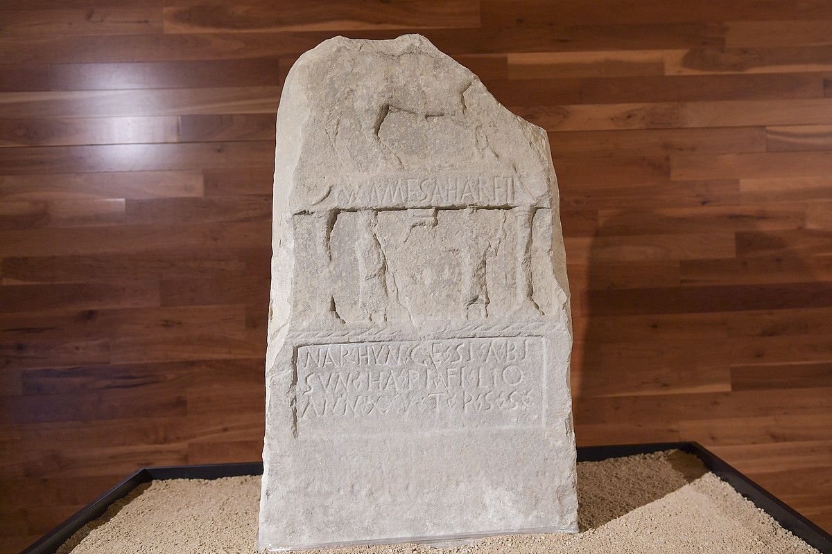 Ospitaleko ordenantzak. Iruñeko ospitaleko langileek uler zitzaten, euskaraz idatzi zituzten. IDOIA ZABALETA / ARGAZKI PRESS. Ospitaleko ordenantzak. Iruñeko ospitaleko langileek uler zitzaten, euskaraz idatzi zituzten. IDOIA ZABALETA / ARGAZKI PRESS.