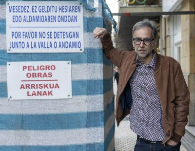 Harkaitz Cano, kalean topatutako kartel baten ondoan. GORKA RUBIO/FOKU Harkaitz Cano, kalean topatutako kartel baten ondoan. GORKA RUBIO/FOKU