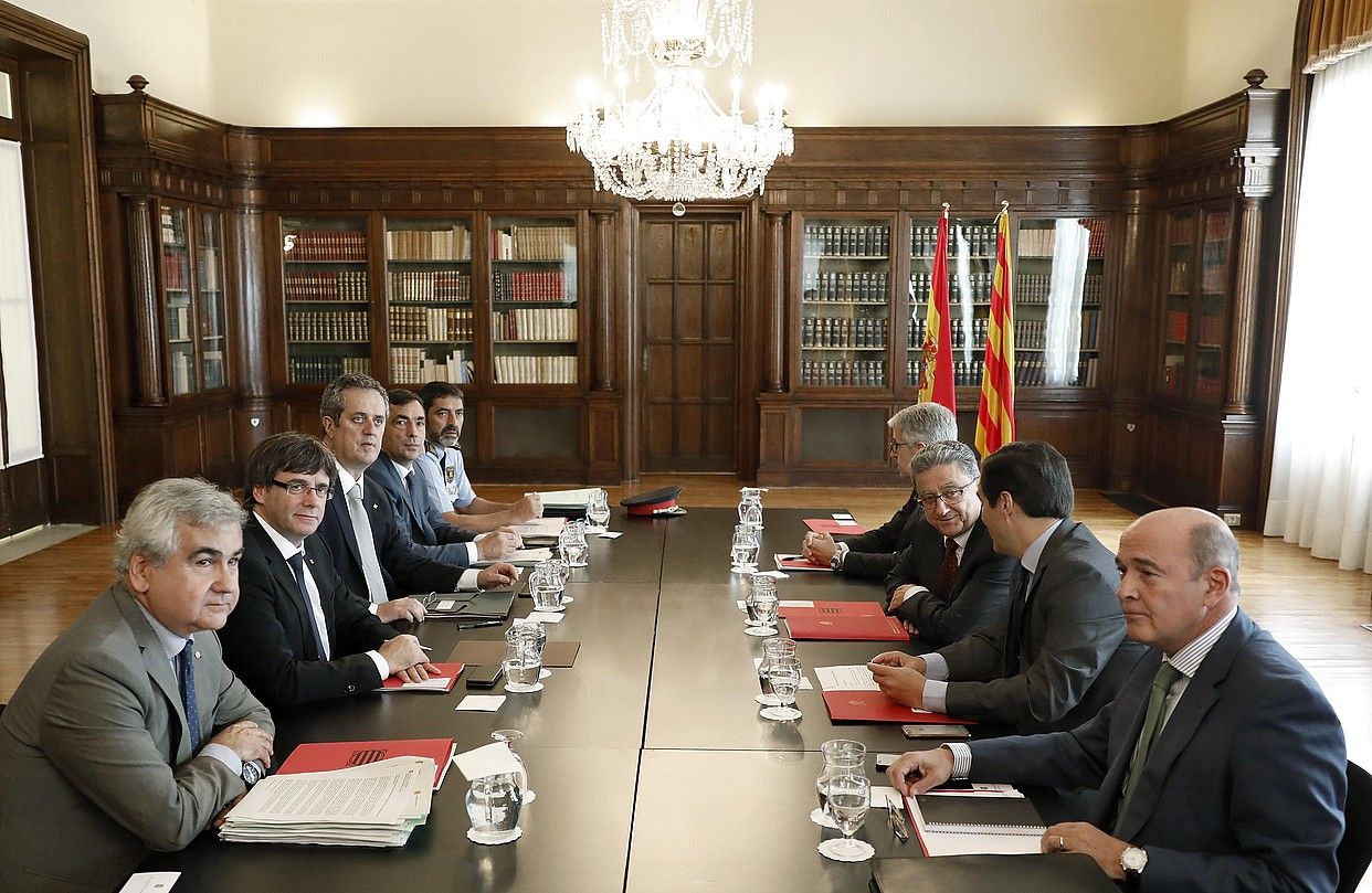 Kataluniako Gobernuaren ordezkariak —ezkerrean, Puigdemont presidentea buru— Espainiako Gobernuko ordezkariekin, atzo, Bartzelonan. ANDREU DALMAU / EFE.
