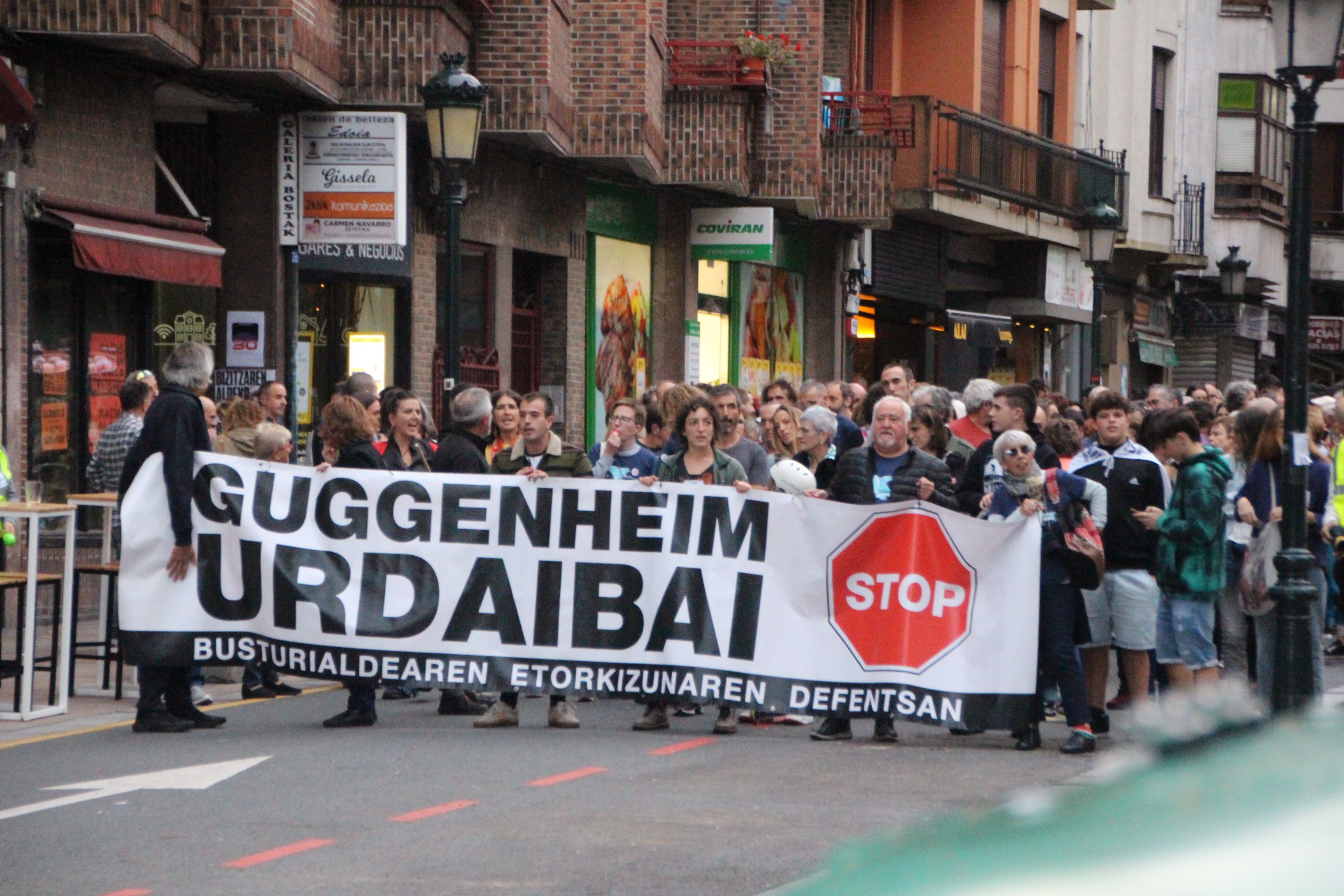 GUGGENHEIM URDAIBAI MANIFESTAZIO ZARATATSUA