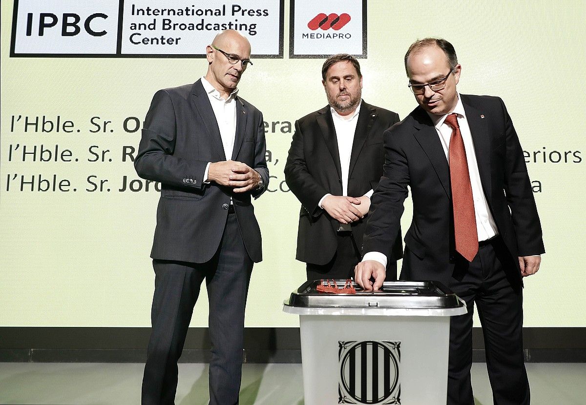 Raul Romeva, Oriol Junqueras eta Jordi Turull, atzo, bihar erabiliko duten hautetsontzi ereduarekin. ANDREU DALMAU / EFE.