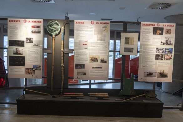 Arrantzarako tresnak eta informazio panelak, Bilboko Itsasmuseumeko 'Nuevo Anchustegui. Gure señoriti' erakusketan. MONIKA DEL VALLE / FOKU Arrantzarako tresnak eta informazio panelak, Bilboko Itsasmuseumeko 'Nuevo Anchustegui. Gure señoriti' erakusketan. MONIKA DEL VALLE / FOKU