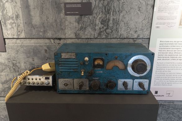 Irrati transmisore bat, Bilboko Itsasmuseumeko 'Nuevo Anchustegi. Gure señoriti' erakusketan. MONIKA DEL VALLE / FOKU Irrati transmisore bat, Bilboko Itsasmuseumeko 'Nuevo Anchustegi. Gure señoriti' erakusketan. MONIKA DEL VALLE / FOKU