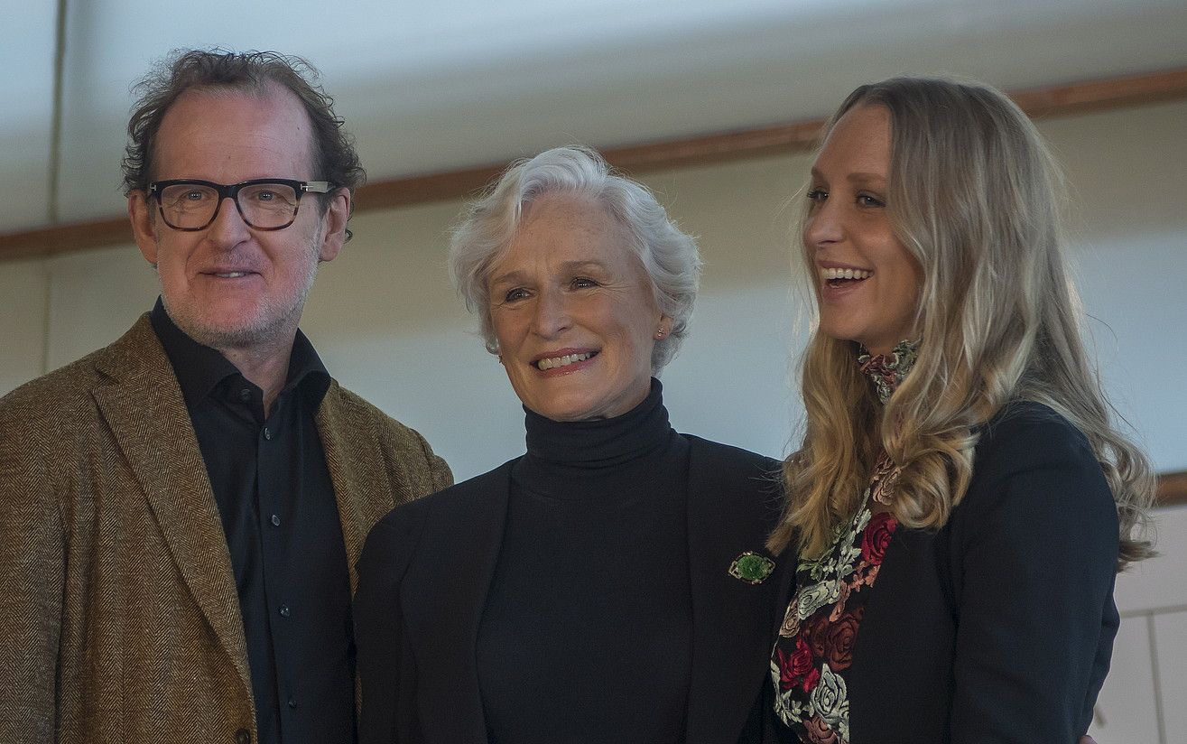 Bjorn Runge zuzendaria, Glenn Close eta Annie Starke aktoreekin, atzo, Donostian. ANDONI CANELLADA / ARGAZKI PRESS.