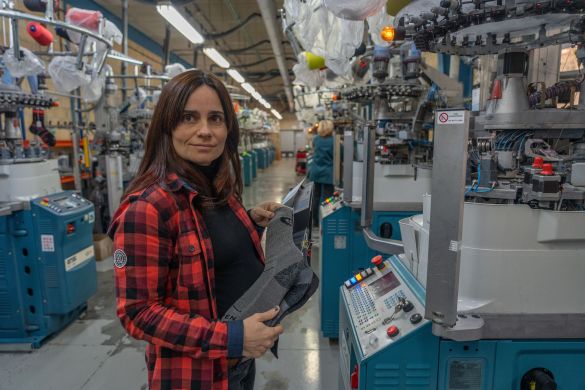 Miren Olaetxea, Lorpen etxeko produktuaren kudeatzailea, joan den astean, Etxalarko lantegian. ANDONI CANELLADA / FOKU Miren Olaetxea, Lorpen etxeko produktuaren kudeatzailea, joan den astean, Etxalarko lantegian. ANDONI CANELLADA / FOKU