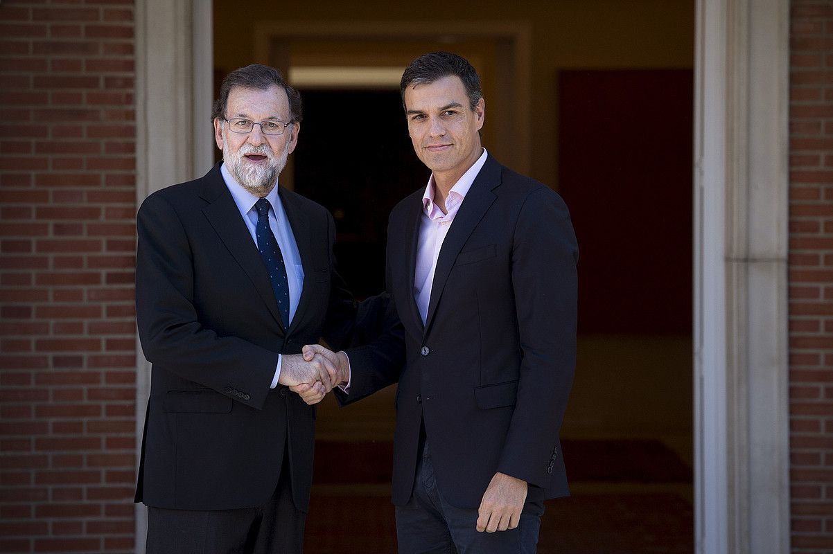 Mariano Rajoy Espainiako presidentea eta Pedro Sanchez PSOEko idazkari nagusia, atzo, Moncloan. Riverarekin elkartu zen ondoren. LUCA PIERGOVANNI / EFE.
