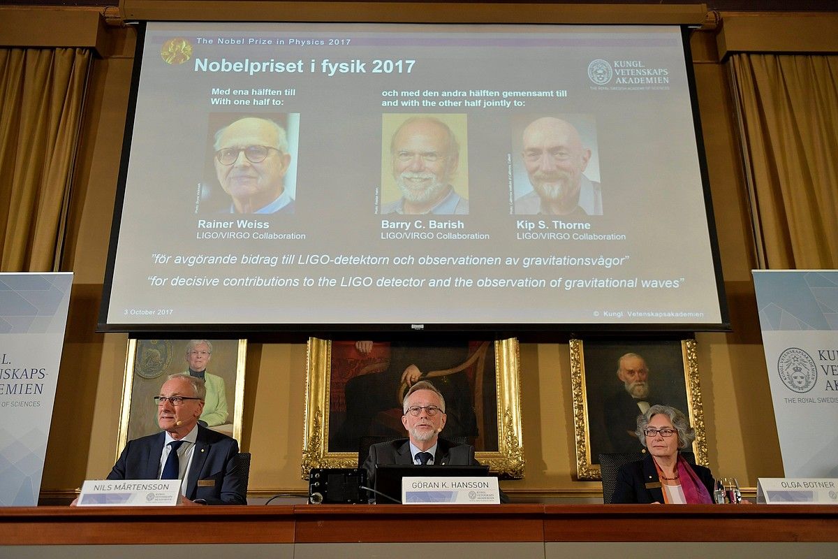 Suediako Zientziaren Errege Akademiakoak, atzo, albistea ematen. J. GOW / EFE. Suediako Zientziaren Errege Akademiakoak, atzo, albistea ematen. J. GOW / EFE.