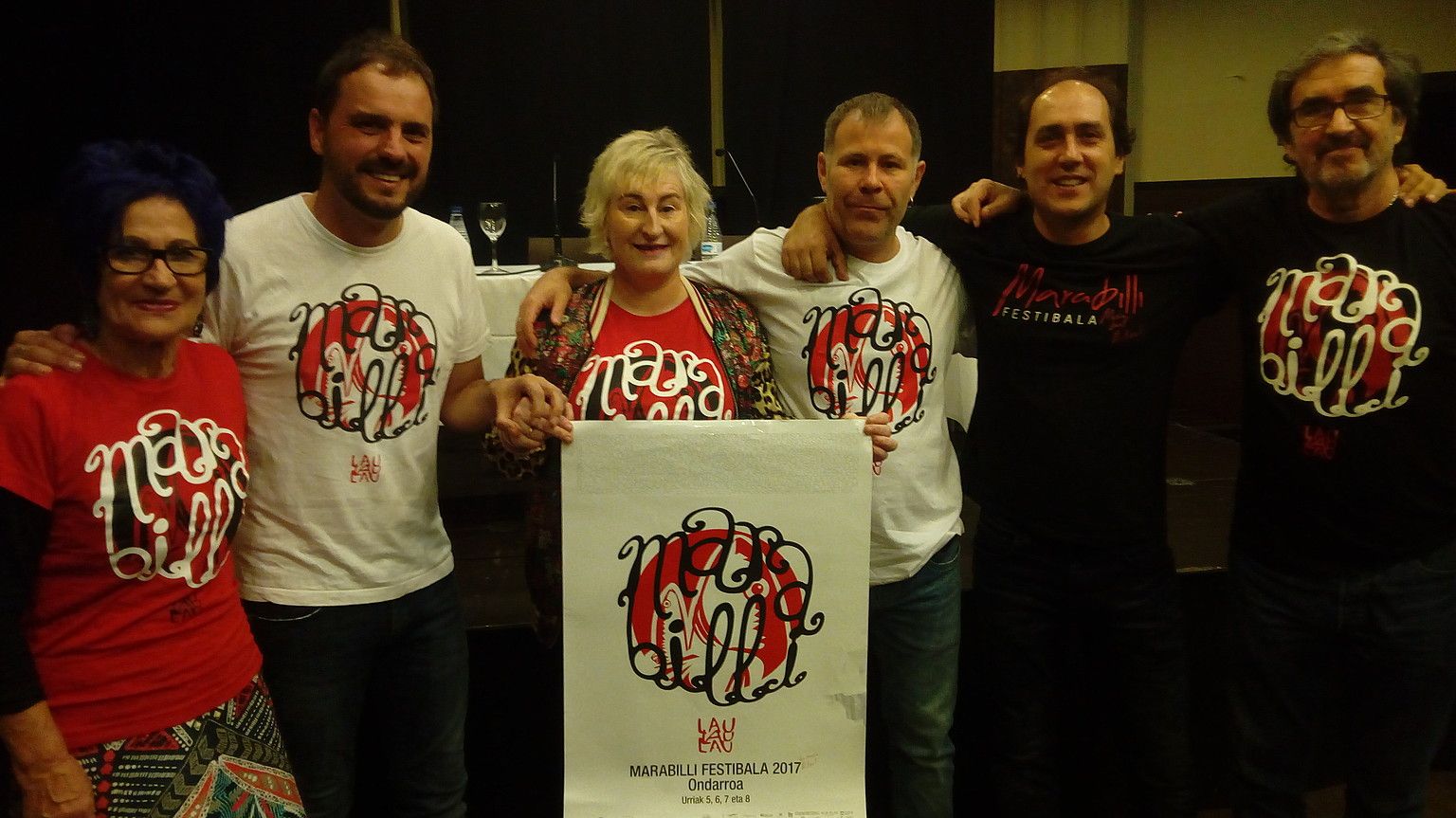 Manolita Bengoetxea (Aitzol Aramaioren ama), Kirmen Uribe, Begoña Anakabe, Ander Lipus, eta Aritz eta Pedro A. Aramaio (Aramaioren anaia eta aita). BERRIA. Manolita Bengoetxea (Aitzol Aramaioren ama), Kirmen Uribe, Begoña Anakabe, Ander Lipus, eta Aritz eta Pedro A. Aramaio (Aramaioren anaia eta aita). BERRIA.