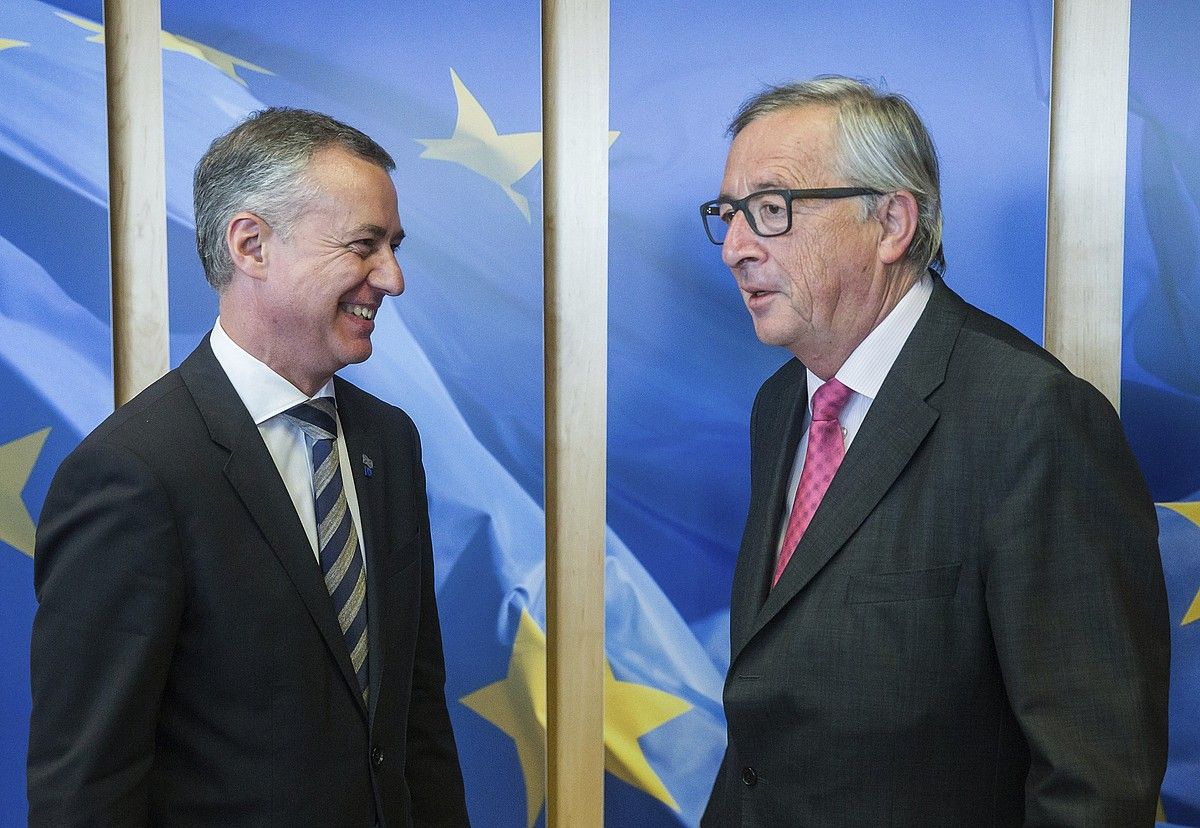 Iñigo Urkullu Jaurlaritzako lehendakaria eta Jean Claude Juncker Europako Batzordeko presidentea, joan den maiatzean egindako bileran, Bruselan. S. LECOCQ / EFE. Iñigo Urkullu Jaurlaritzako lehendakaria eta Jean Claude Juncker Europako Batzordeko presidentea, joan den maiatzean egindako bileran, Bruselan. S. LECOCQ / EFE.