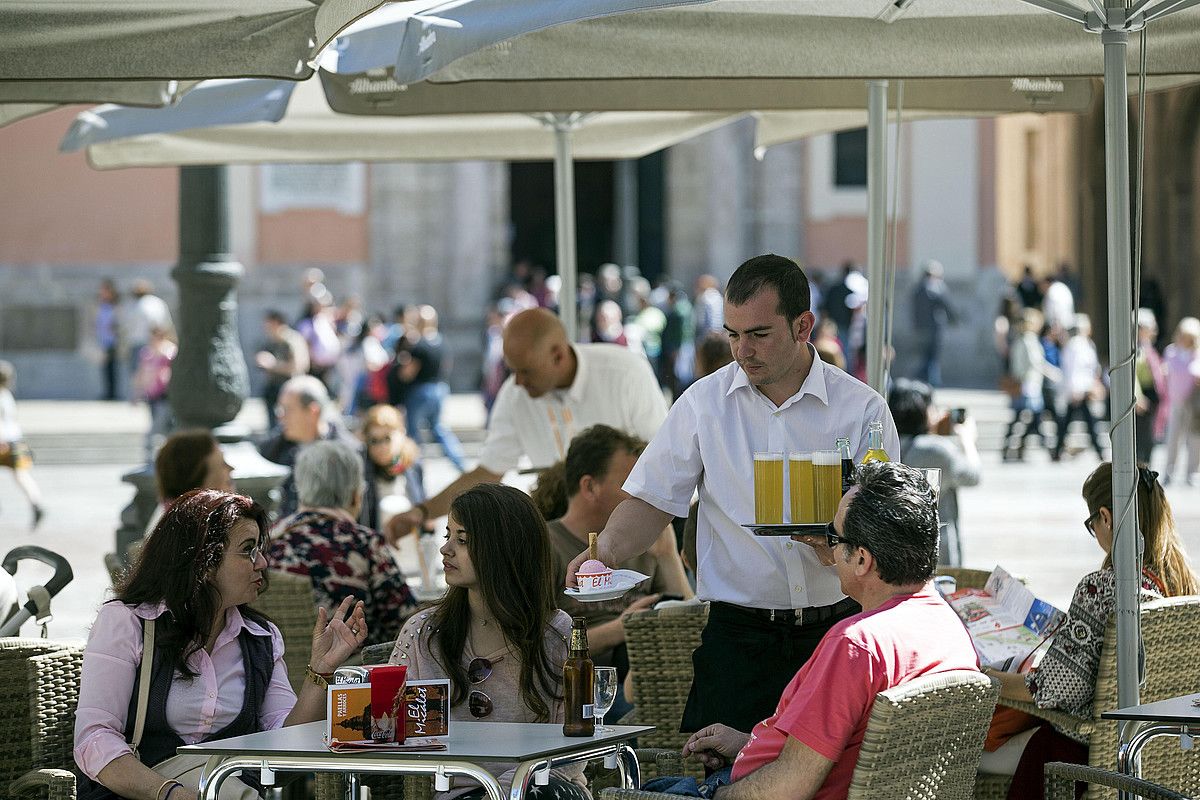 Terraza bateko zerbitzariak lanean. M. BRUQUE / EFE