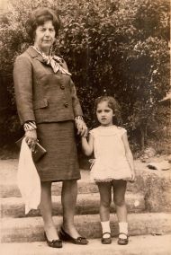 Marian Gerrikabeitia —eskuinean— eta haren amona, Paula Urzelai. MARIAN GERRIKABEITIA Marian Gerrikabeitia —eskuinean— eta haren amona, Paula Urzelai. MARIAN GERRIKABEITIA