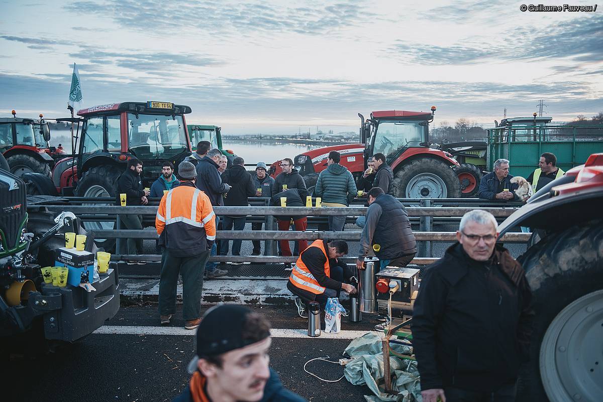 Aturri gaineko zubia erabat itxi zuten FDSEA sindikatuko kideek, eta iragarri zuten ez direla mugituko gutxienez biharamunera arte. / GUILLAUME FAUVEAU