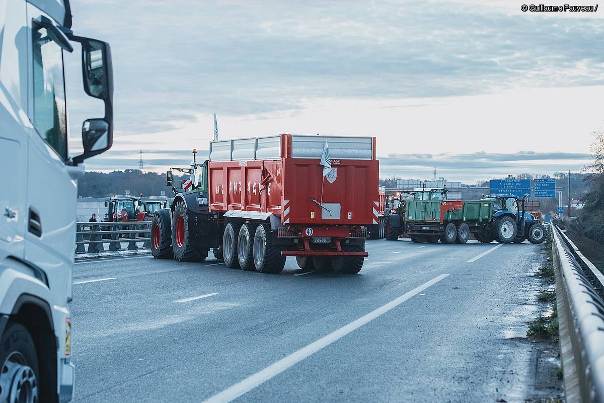 Protestak kilometro askotako auto pilaketak sortu ditu Lapurdiko hiriburuan eta haren inguruko herrietan. / GUILLAUME FAUVEAU