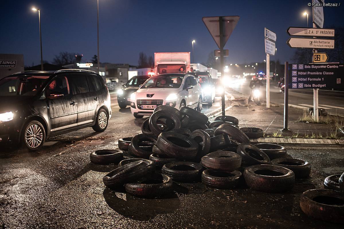 Gaur goizean hainbat bide itxita zeuden oraindik, eta autoen pilaketak nabariak ziren. / PATXI BELTZAIZ