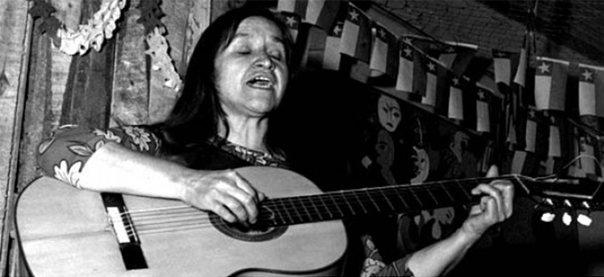 Violeta Parra musikari eta sortzaile txiletarra (1917-1967), gitarra eskuetan hartuta. BERRIA. Violeta Parra musikari eta sortzaile txiletarra (1917-1967), gitarra eskuetan hartuta. BERRIA.