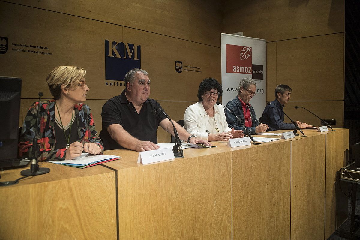 Itziar Gomez, Josemi Uribarren, Tere Irastortza, Pako Aristi eta Igor Arrizabalaga, Donostian. JON URBE / ARGAZKI PRESS.