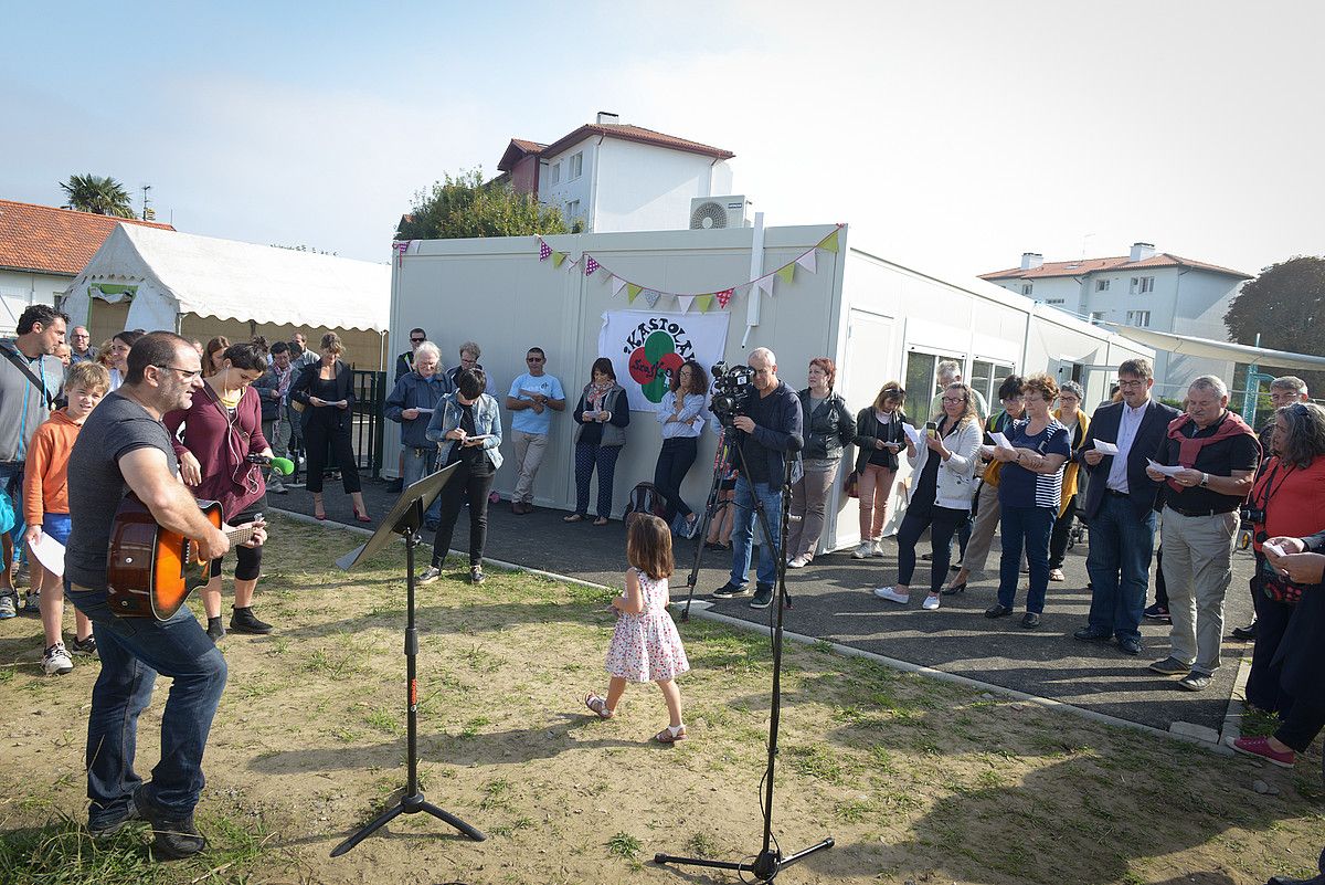 Urteetako borrokaren ondoren, ateak ireki ditu Bokaleko ikastola berriak. Gogo handiko ongietorri festa egin zuten atzo. ISABELLE MIQUELESTORENA.