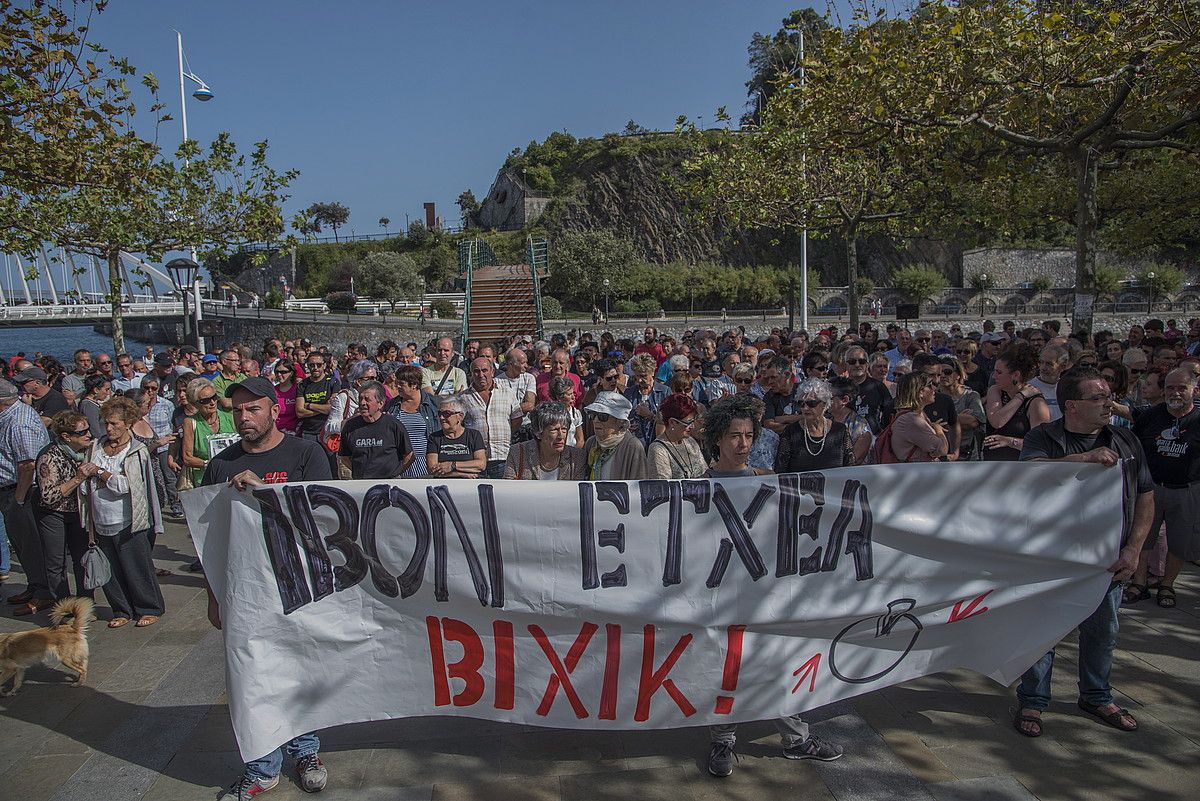 Berrehun pertsonatik gora bildu ziren herenegun Ondarroan, Iparra Galdu Baik deituriko elkarretaratzean. A. C. / ARP.