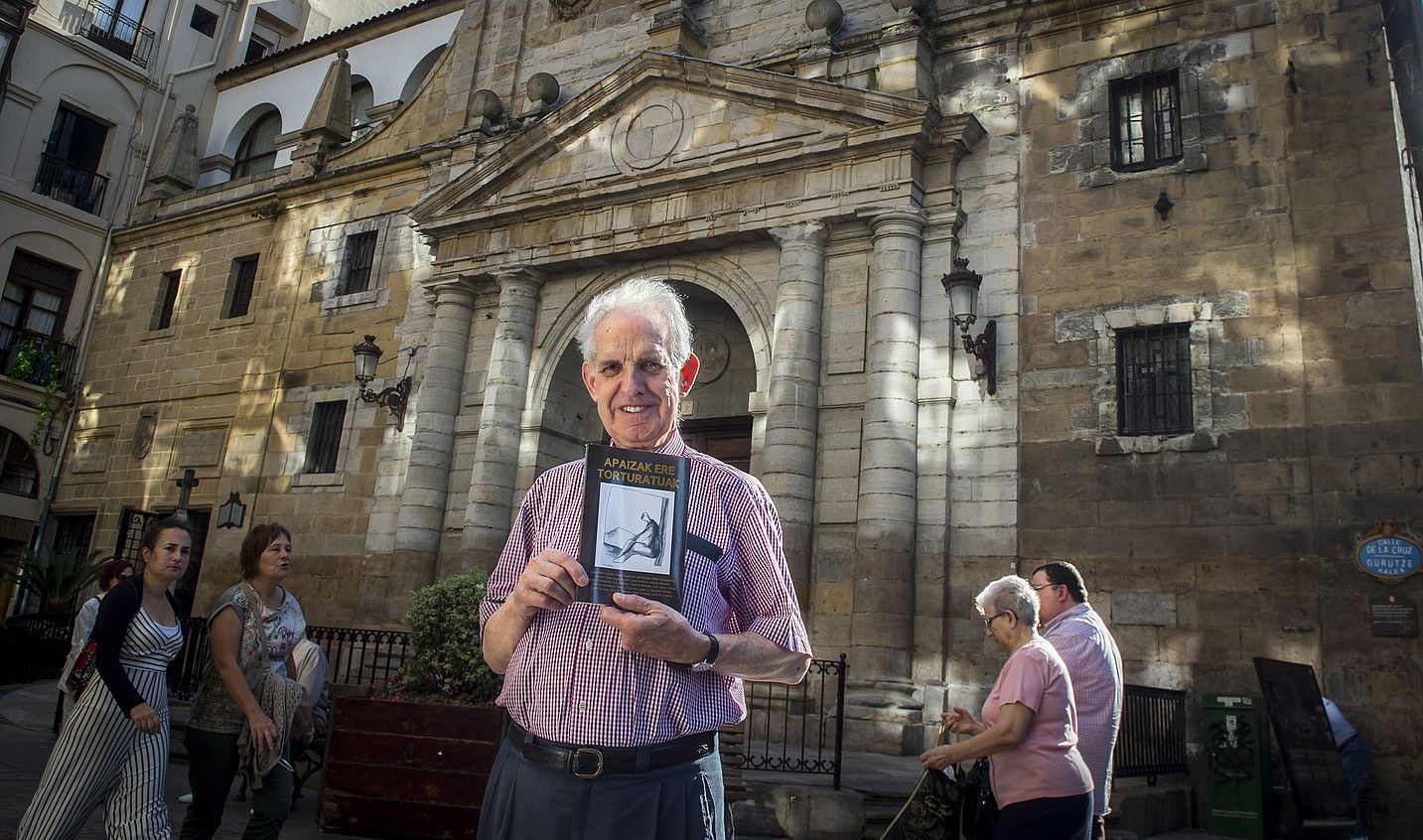 Martin Orbe, liburua eskuetan duela, Bilboko Zazpikaleetan. M. RAMIREZ / ARP.