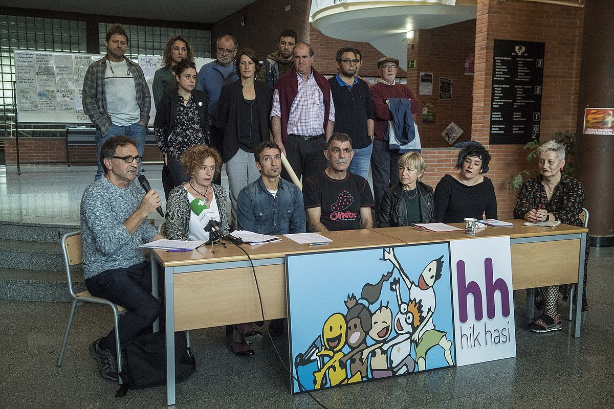 Dokumentua lantzen aritu diren adituetako batzuk, atzo, Donostiako Irakasleen Unibertsitate Eskolan, aurkezpenean. JON URBE / ARGAZKI PRESS. Dokumentua lantzen aritu diren adituetako batzuk, atzo, Donostiako Irakasleen Unibertsitate Eskolan, aurkezpenean. JON URBE / ARGAZKI PRESS.