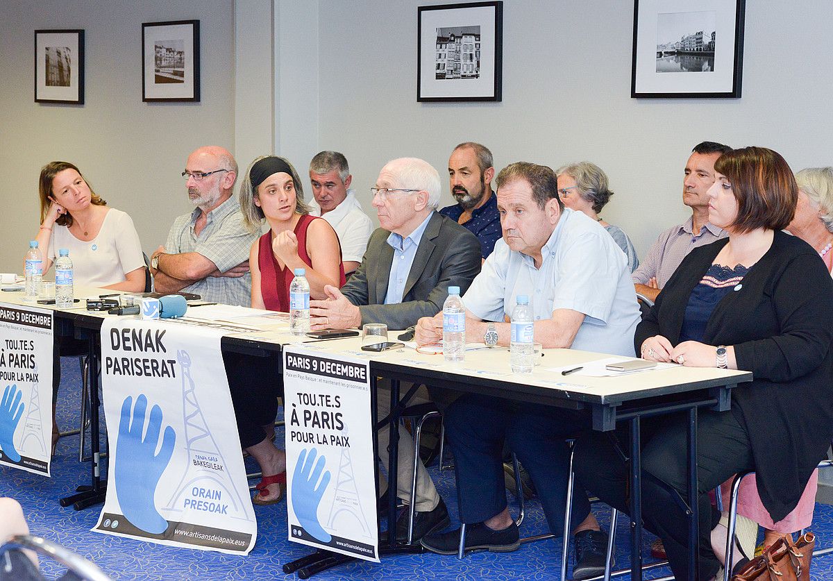 Parisera joandako ordezkaritza, uztailean, joan aurretik egindako agerraldian. ISABELLE MIQUELESTORENA. Parisera joandako ordezkaritza, uztailean, joan aurretik egindako agerraldian. ISABELLE MIQUELESTORENA.