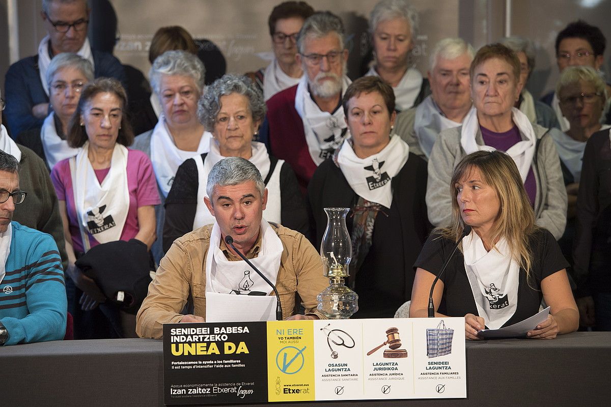 Urtzi Errazkin eta Patricia Velez Etxerat elkarteko bozeramaileak, Donostian eginiko prentsaurrekoan. JUAN CARLOS RUIZ / ARP. Urtzi Errazkin eta Patricia Velez Etxerat elkarteko bozeramaileak, Donostian eginiko prentsaurrekoan. JUAN CARLOS RUIZ / ARP.