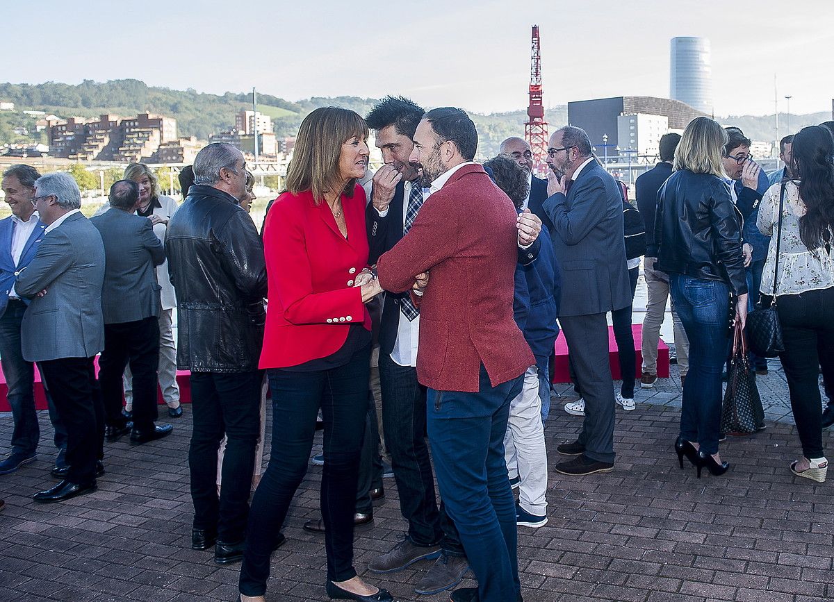 Idoia Mendia PSE-EEko idazkari nagusia, sozialistek Bilboko Olabeaga moilan eginiko ekitaldian, atzo. L. JAUREGIALTZO / ARP. Idoia Mendia PSE-EEko idazkari nagusia, sozialistek Bilboko Olabeaga moilan eginiko ekitaldian, atzo. L. JAUREGIALTZO / ARP.