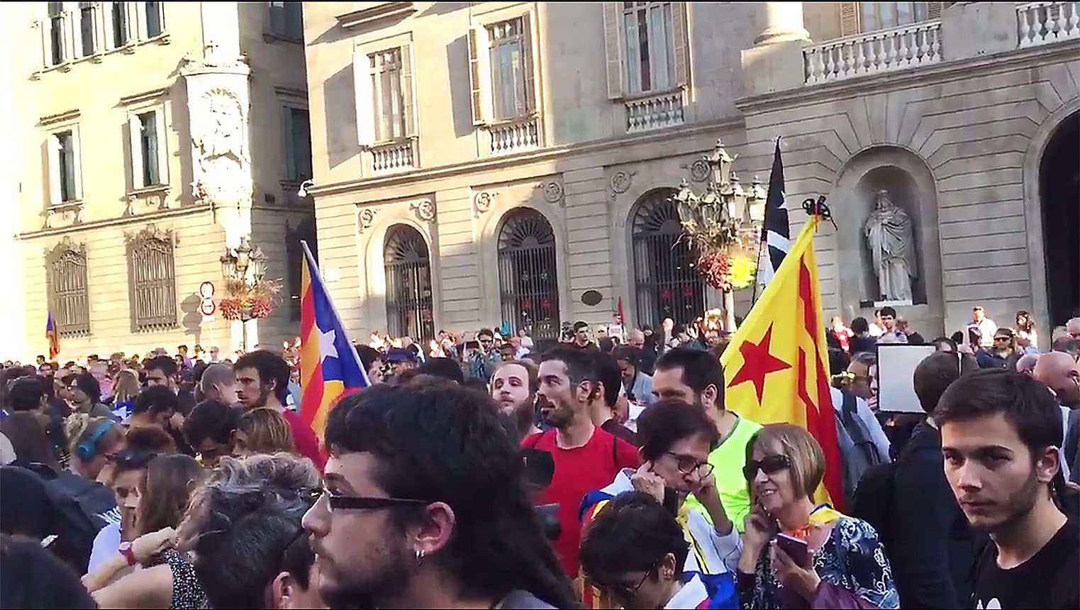 Universitats Per La Republica plataformak deitutako grebarekin bat egin zuten ikasleak. Irudian, Sant Jaume plazan. JON O. URAIN. Universitats Per La Republica plataformak deitutako grebarekin bat egin zuten ikasleak. Irudian, Sant Jaume plazan. JON O. URAIN.