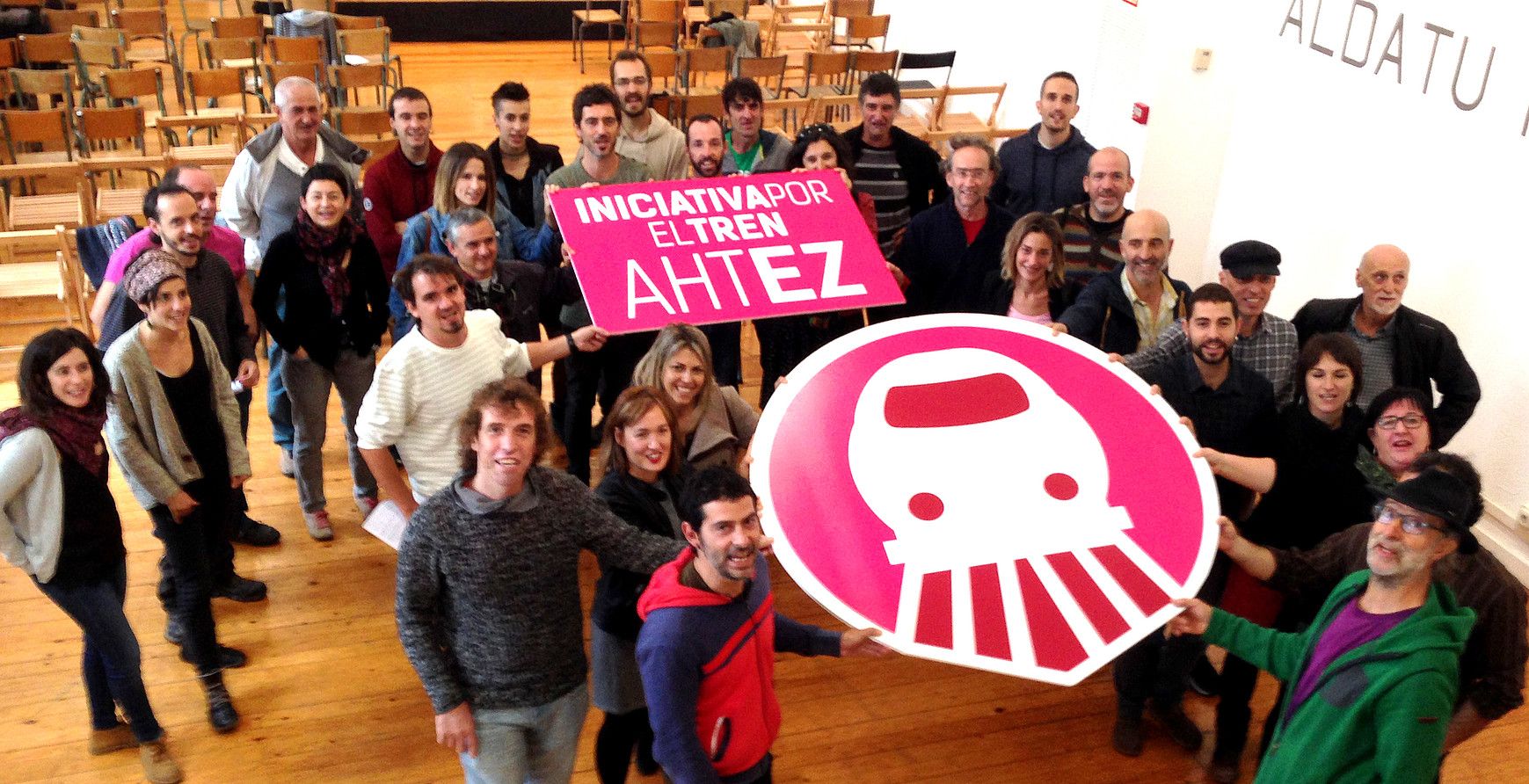 AHT Ez - Trenaren Aldeko Ekinbidearen aurkezpena, atzo, Iruñean. BERRIA.