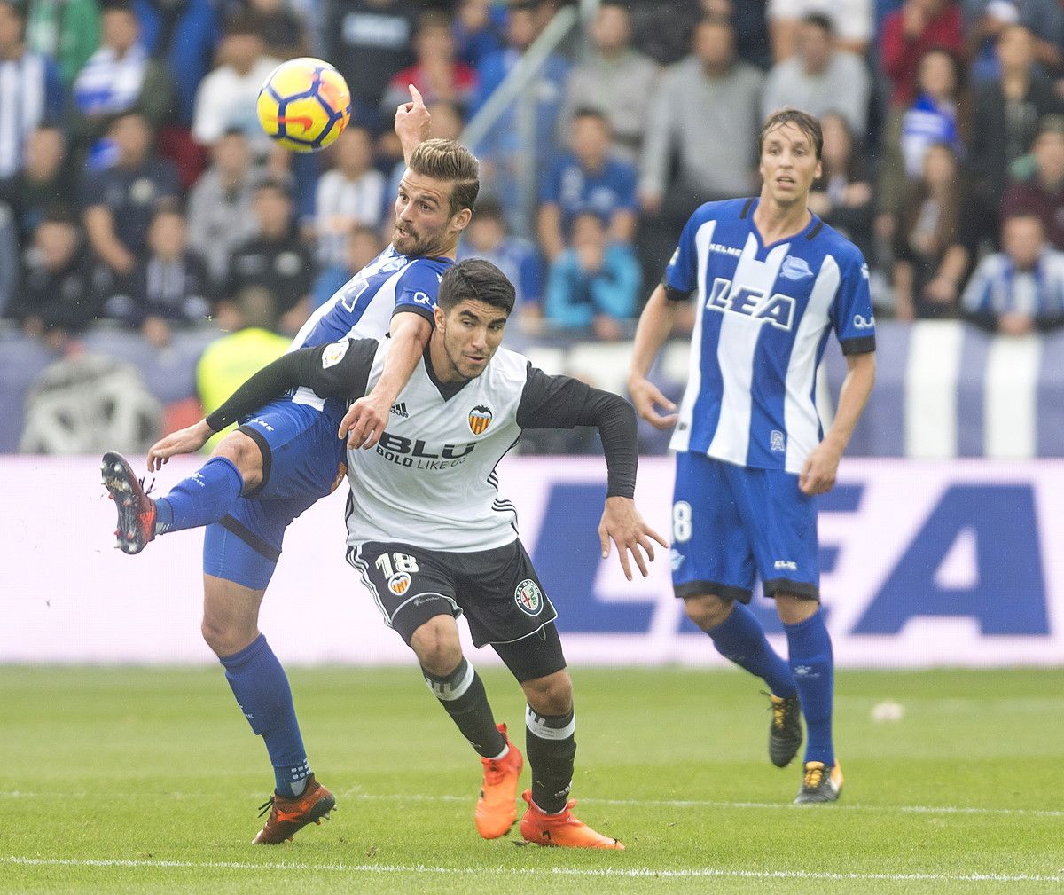 Christian Santos eta Soler lehian, atzoko partidan, atzean Alexis begira ageri dela. JUANAN RUIZ / ARGAZKI PRESS.