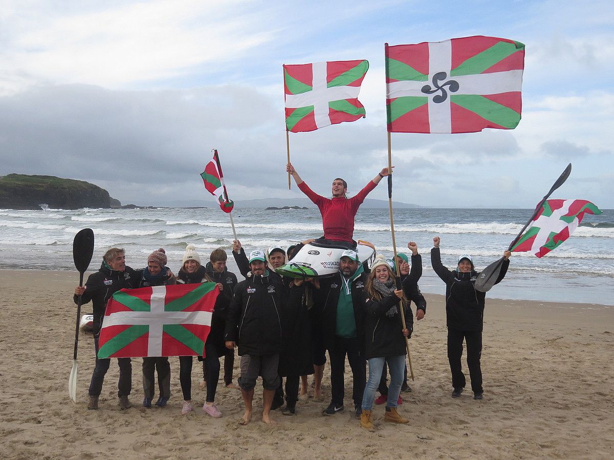 Euskal selekzioko kideak munduko titulua ospatzen, Portrushen. BERRIA. Euskal selekzioko kideak munduko titulua ospatzen, Portrushen. BERRIA.