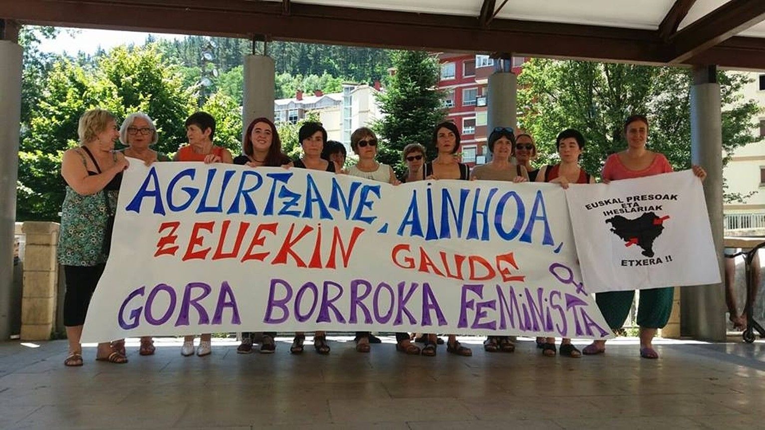 Ermuko Emakumeen Asanbladak ekainean egindako elkarretaratzea, Delgadoren eta Mujikaren egoera salatzeko. EEA. Ermuko Emakumeen Asanbladak ekainean egindako elkarretaratzea, Delgadoren eta Mujikaren egoera salatzeko. EEA.