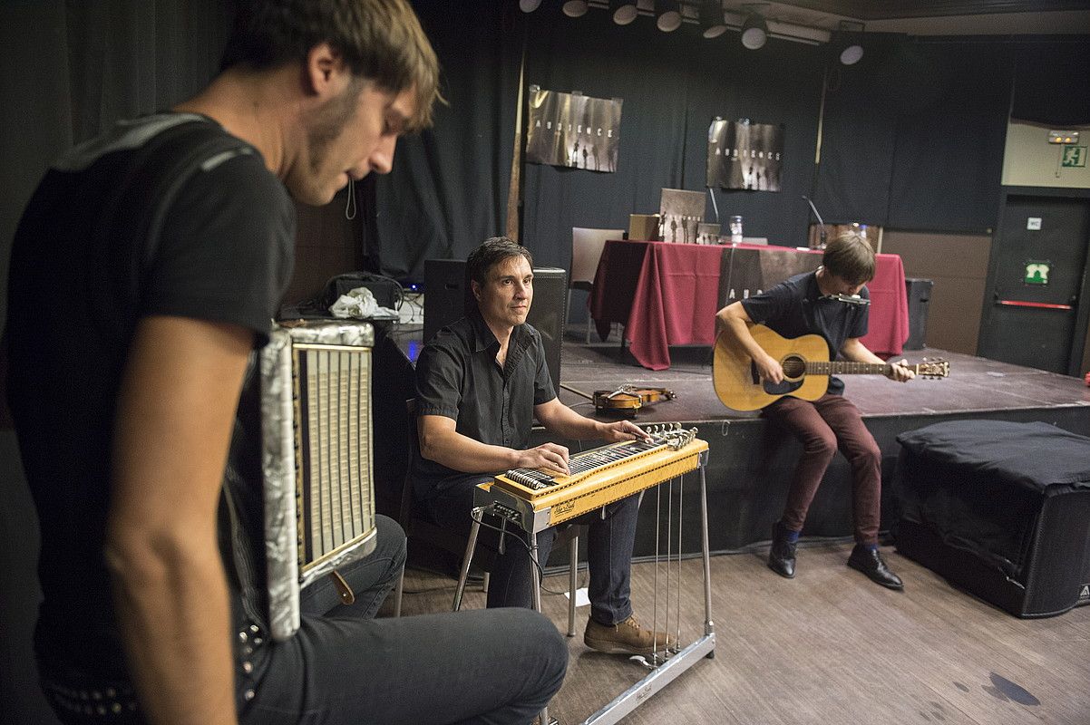 Ezkerretik hasita, Ruben Garate, Ager Insunza eta Gaizka Insunza Audience musika taldeko kideak Isla diskoaren aurkezpenean. MONIKA DEL VALLE / ARGAZKI PRESS.