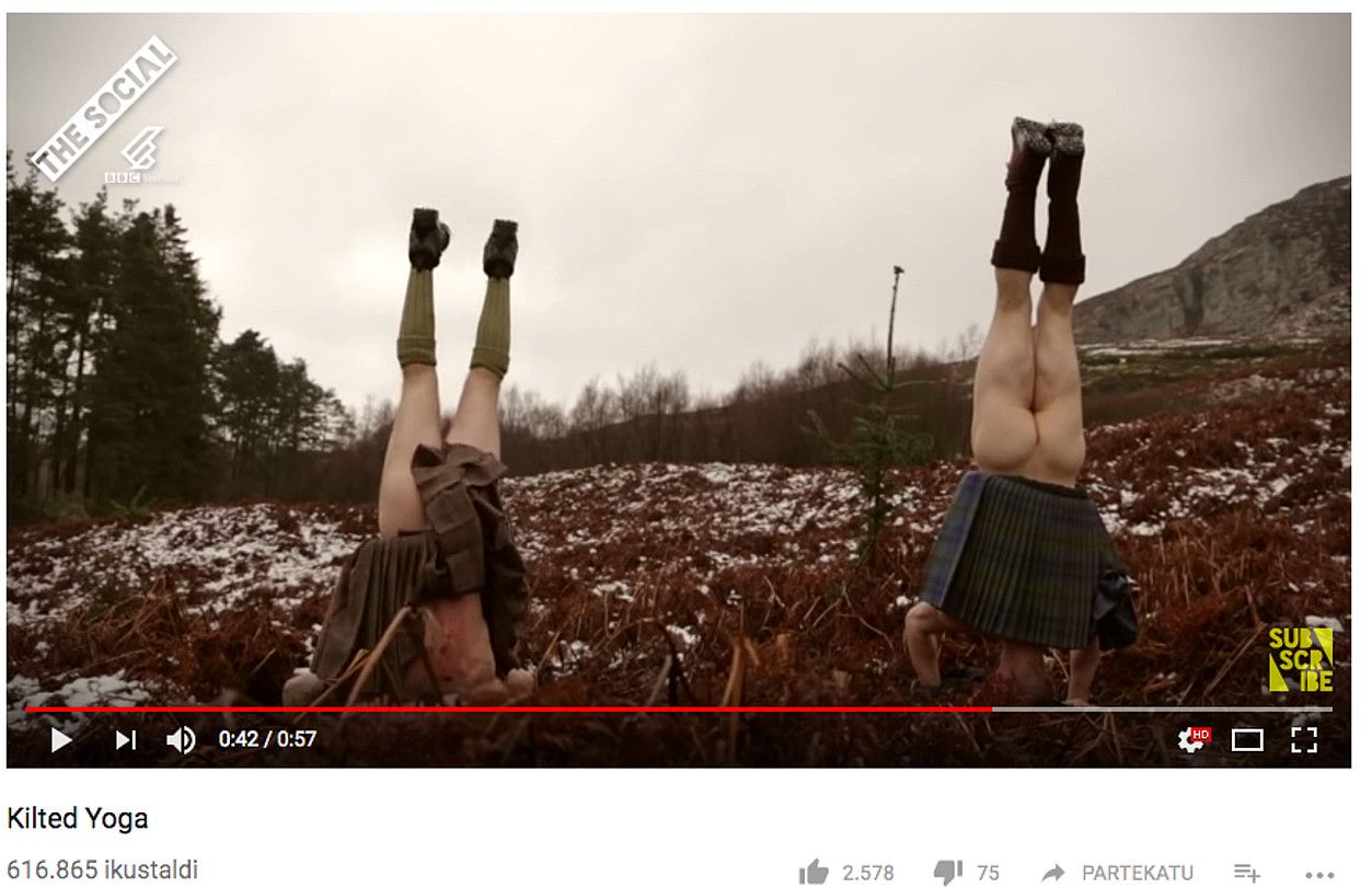 Kilted Yoga-ko protagonisten irudi bat. Arrakasta handia dute haien bideoek The Socialen sare sozialetan. BERRIA. Kilted Yoga-ko protagonisten irudi bat. Arrakasta handia dute haien bideoek The Socialen sare sozialetan. BERRIA.