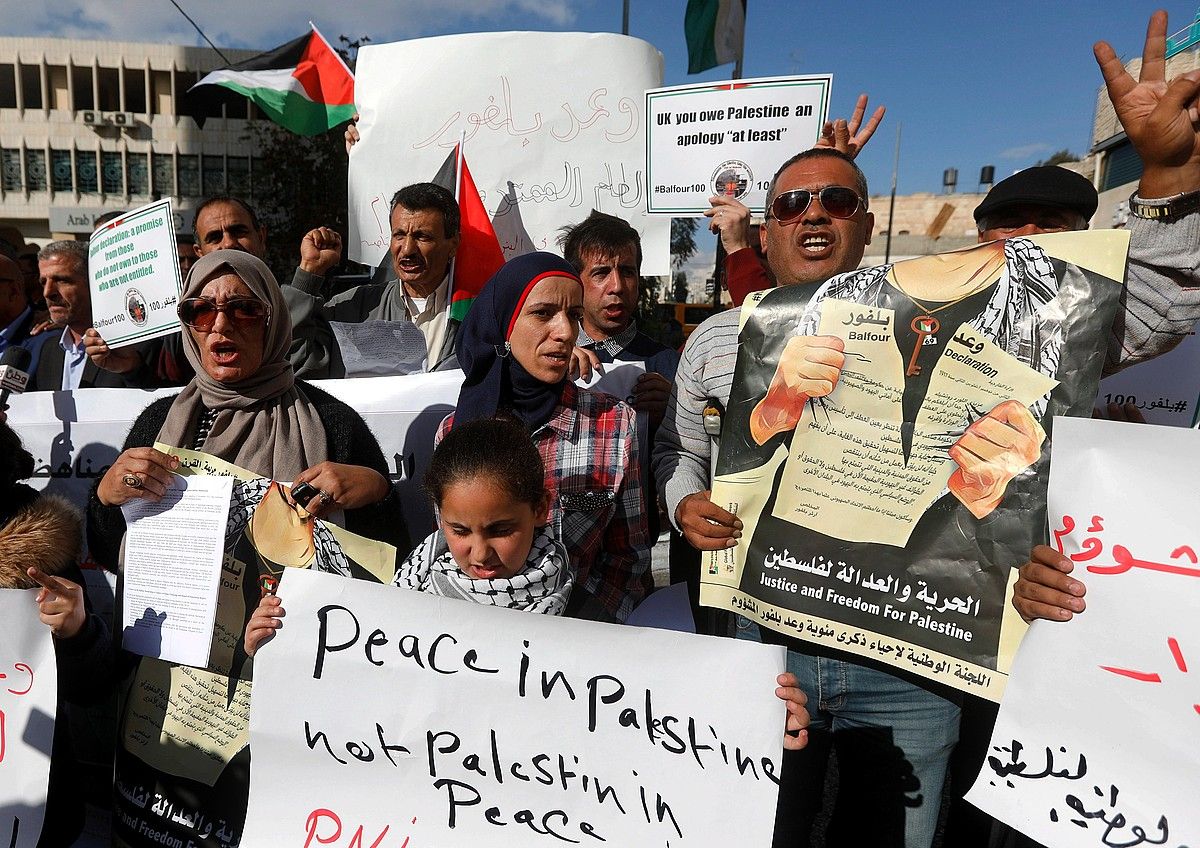 Hainbat palestinar Balfourren Adierazpenaren aurkako manifestazioan, atzo, Hebronen. ABED AL HASHLAMOUN / EFE.