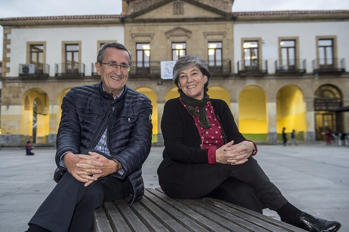 Iñaki Zarraoa eta Laura Mintegi, Getxoko San Nikolas plazan, astehonetan. MARISOL RAMIREZ / ARGAZKI PRESS.