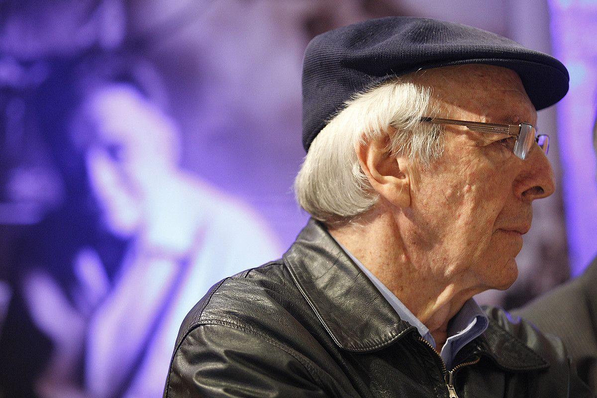 Daniel Viglietti musikari uruguaitarra (1939-2017), atzean Mario Benedettiren irudia duela. JUAN MAZZONI / EFE.