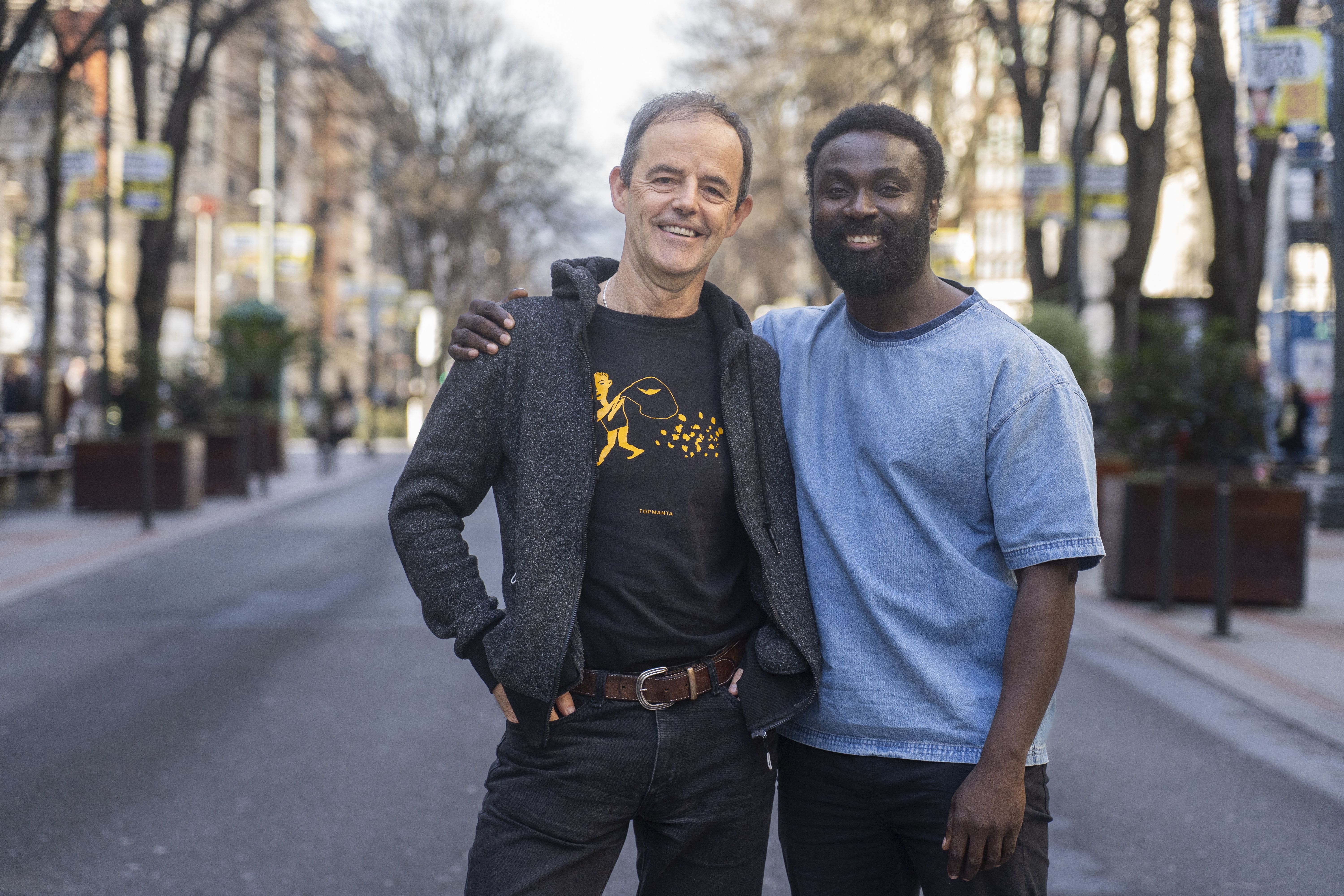 Jon Arretxe idazlea eta Malcolm Treviño-Sitte, 'Toure detektibea' telesaileko aktore protagonista.